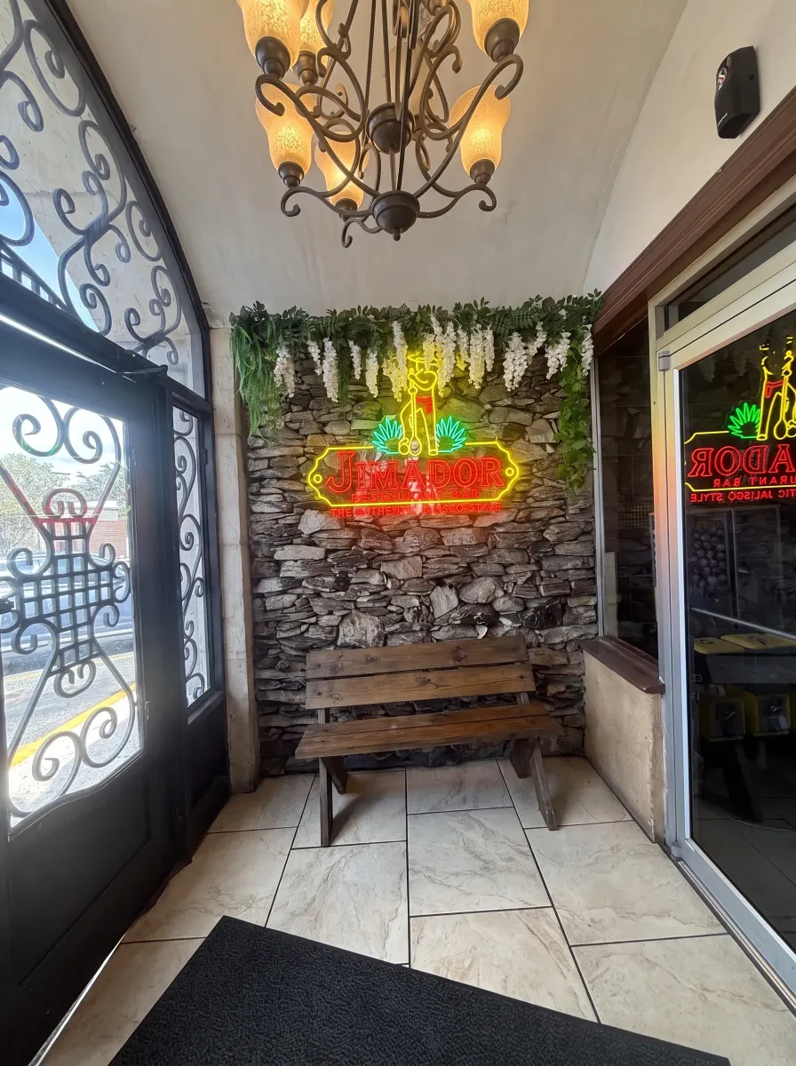 Letrero de neón encendido en la entrada del restaurante de noche